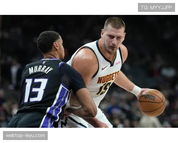 西蒙斯挡拆牵制约基奇，高效转为内线创造点