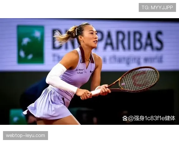 郑钦文赛场上冷若冰霜，下了球场秒变逗趣邻家女孩？